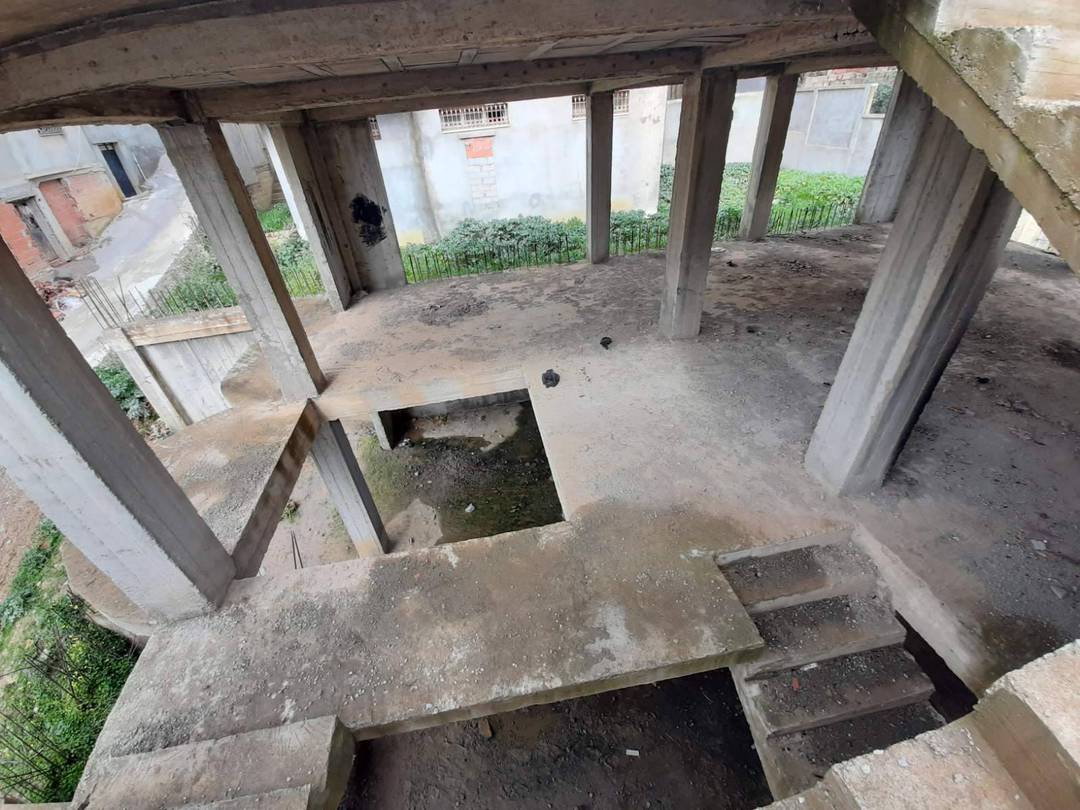 Agence vend à Douéra une carcasse de villa en R+1, terrain de : 250 M²