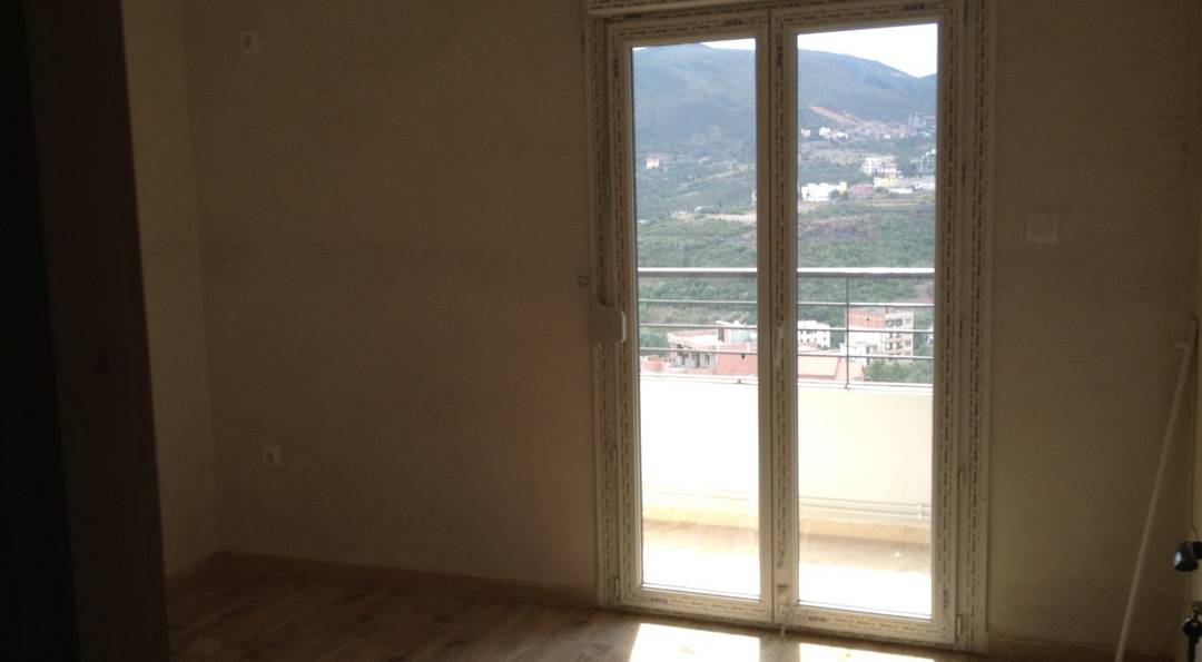 Vente appartement en duplex à Bejaia,  Targua ouzmour pour un prix de  1 milliard 700, négociable