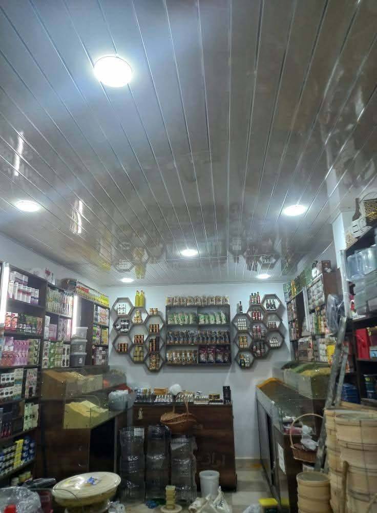 محل مجهز خاص بالأعشاب و التوابل و المكسرات