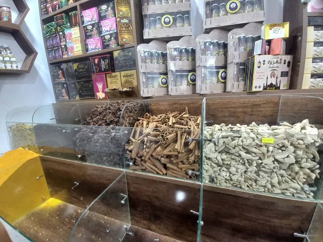 محل مجهز خاص بالأعشاب و التوابل و المكسرات