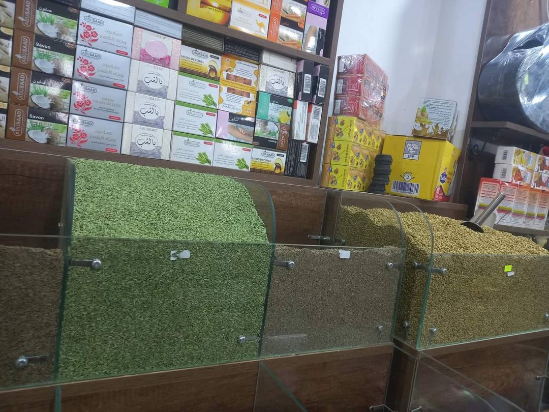 محل مجهز خاص بالأعشاب و التوابل و المكسرات
