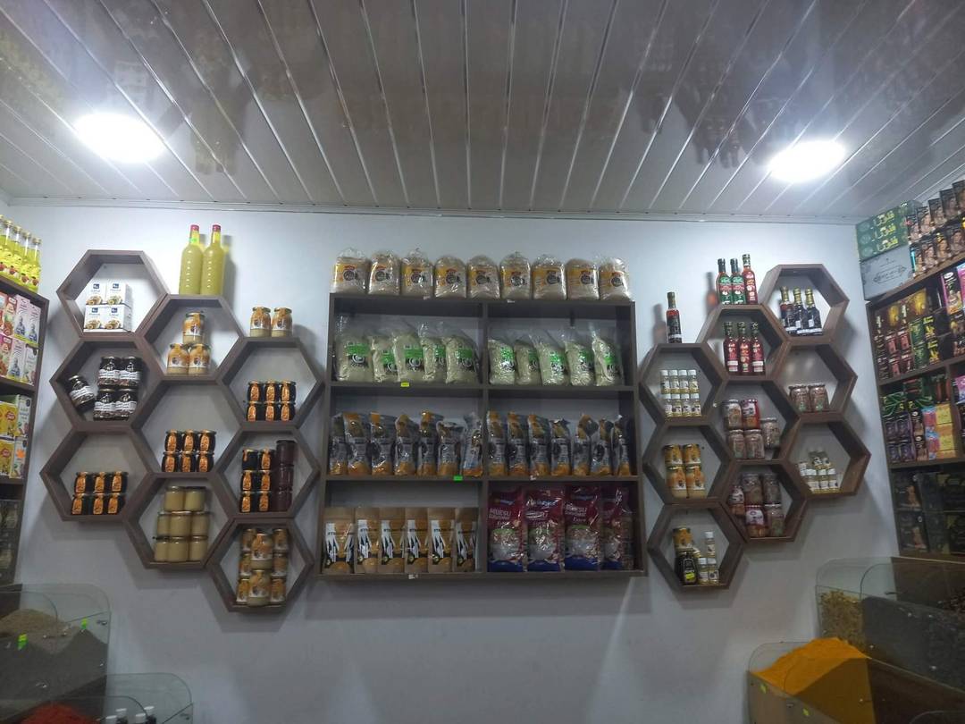 محل مجهز خاص بالأعشاب و التوابل و المكسرات