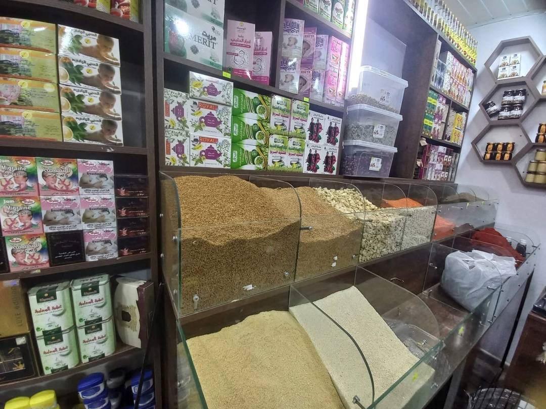 محل مجهز خاص بالأعشاب و التوابل و المكسرات