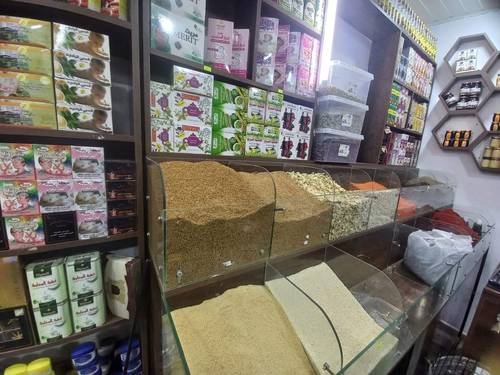 محل مجهز خاص بالأعشاب و التوابل و المكسرات 