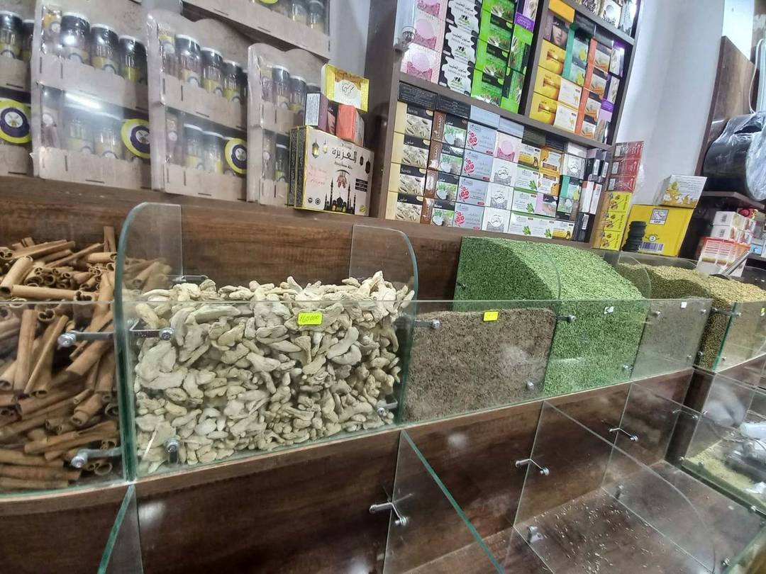 محل مجهز خاص بالأعشاب و التوابل و المكسرات