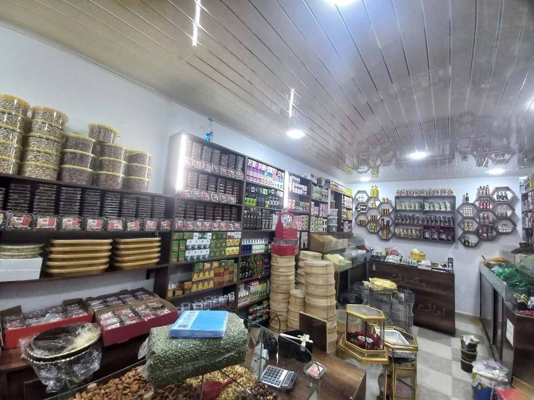 محل مجهز خاص بالأعشاب و التوابل و المكسرات