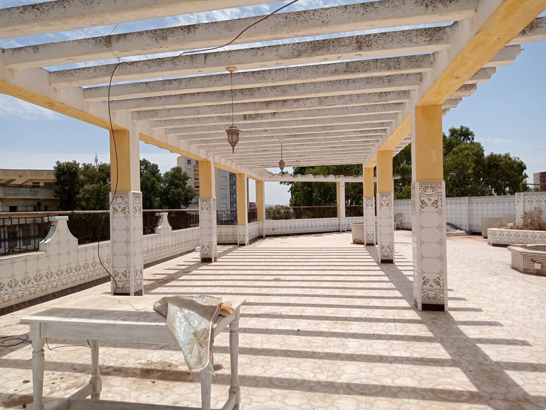 Vente villa commerciale r+3 actée 1500m2 et 2 grandes façades à castors oran