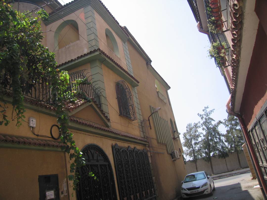 à vendre une belle villa 280m2 blida centre les rosiers en face l'ONALAIT