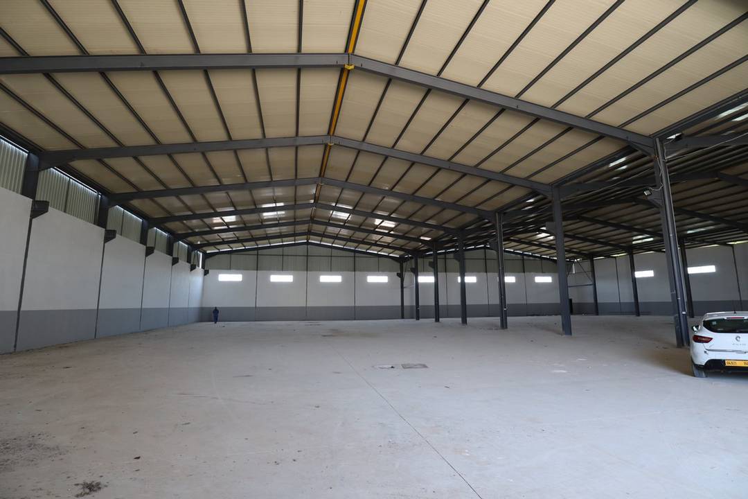 Agence loue à l’entrée de Khemis El Khechna un Hangar industriel de : 2800 M² couvert (en panneaux sandwichs) 
