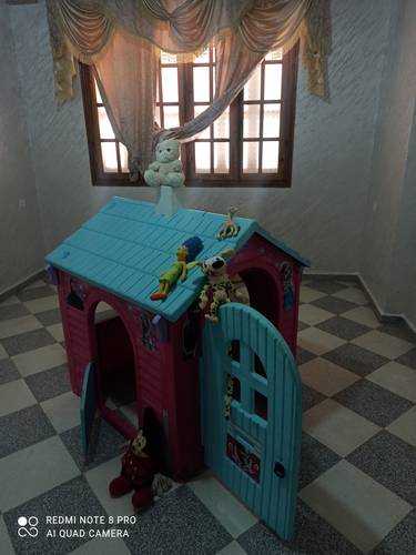 Location d'un niveau de villa agreable avec une chambre des jeux d'enfant 