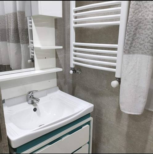 Loue F2 meublé hydra