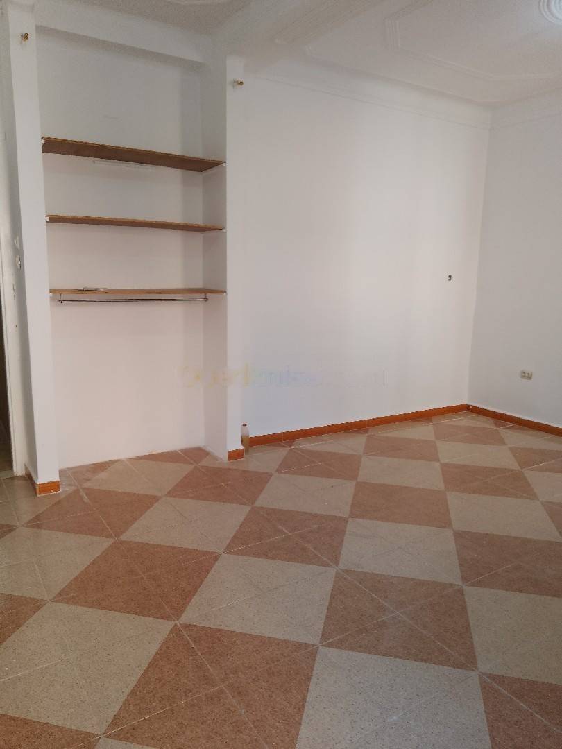 Location Niveau de villa F4 Djasr Kasentina