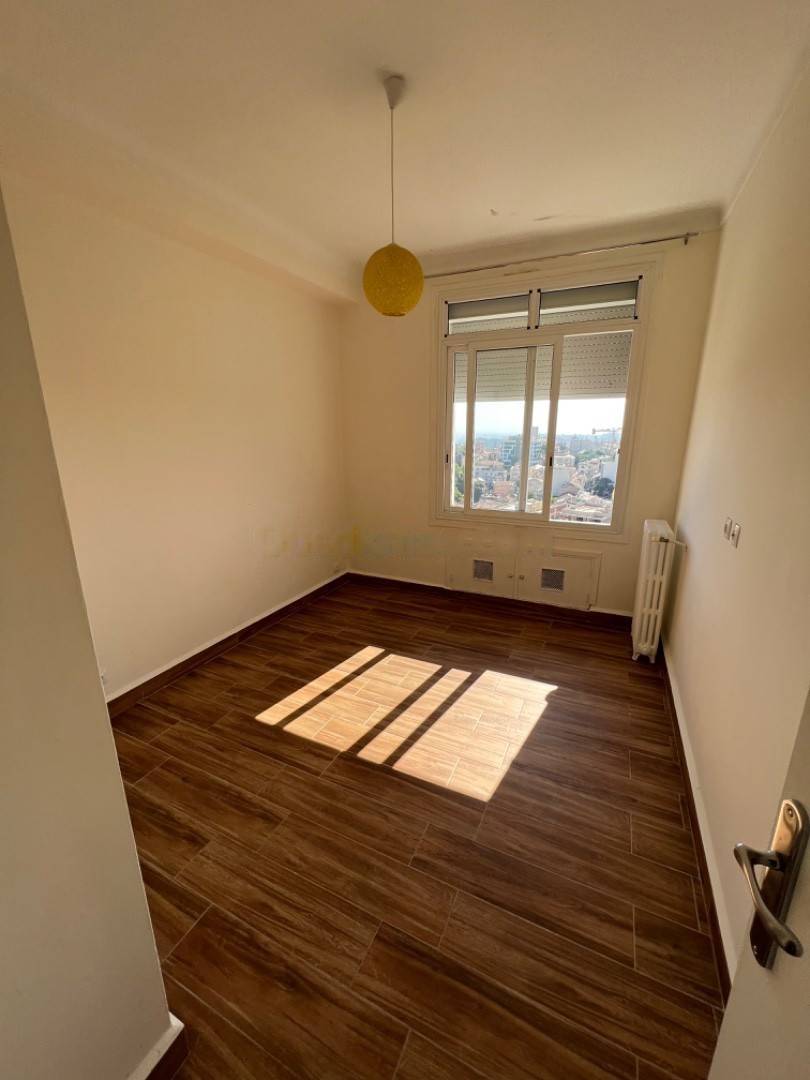 Location Appartement F4 El Mouradia