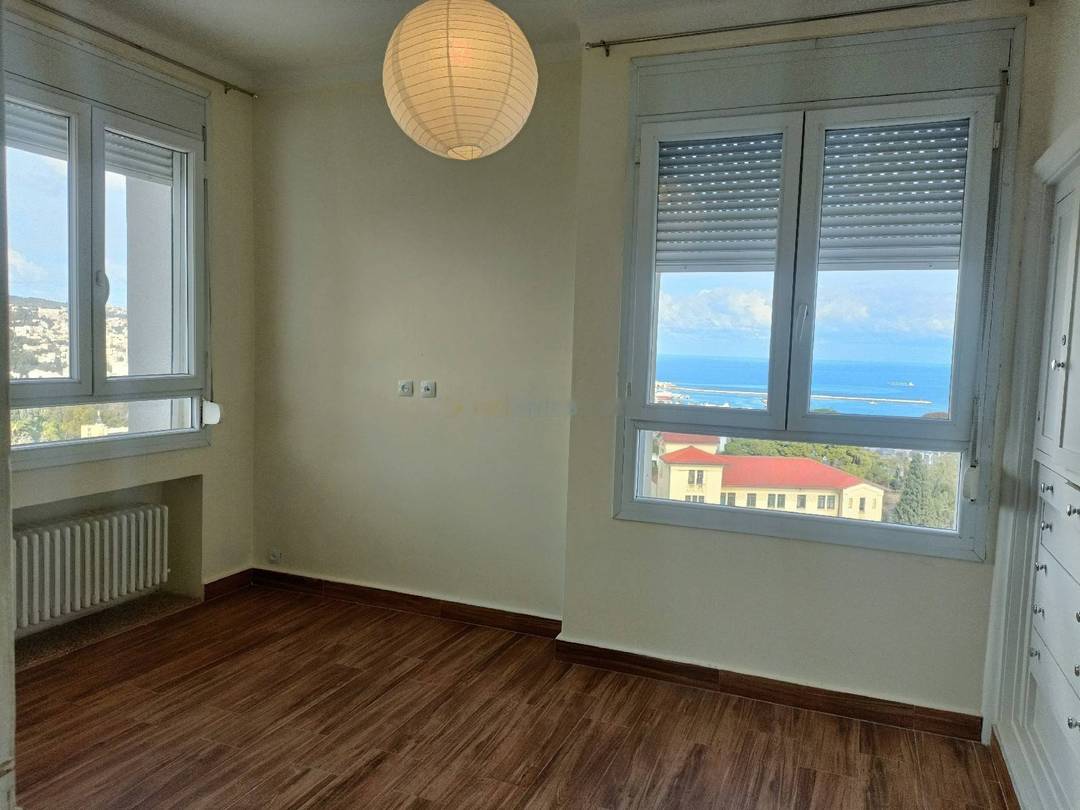 Location Appartement F4 El Mouradia