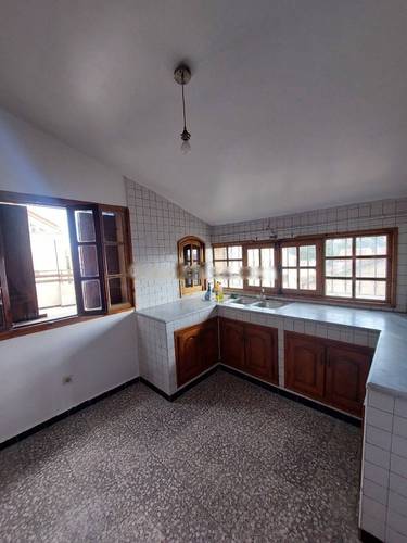 Location Niveau de villa F6 Ben Aknoun