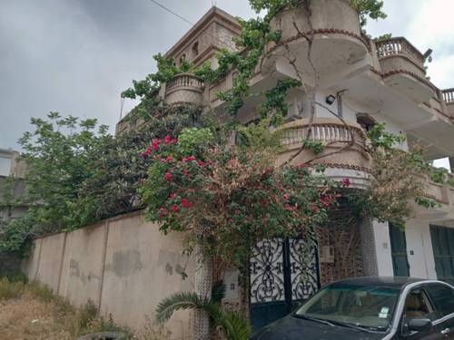 "فيلا تجارية راقية للبيع – موقع ممتاز"