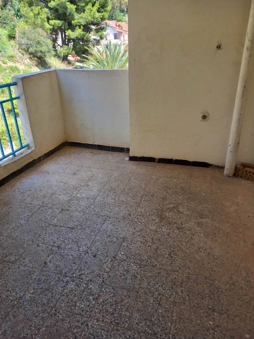 Appartement a vendre a Béjaïa (cité soumari)